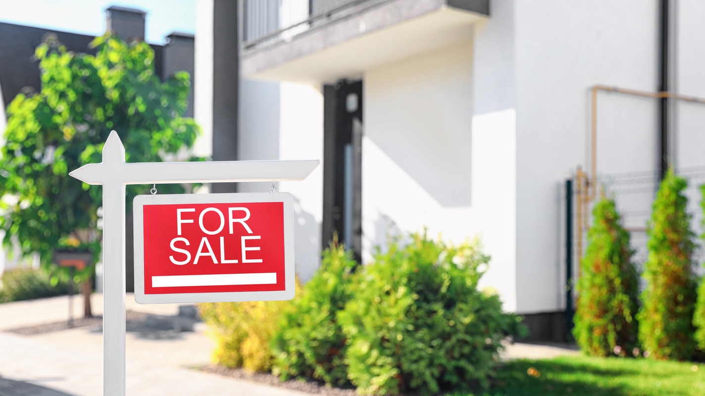 Home inspector meeting with home buyers